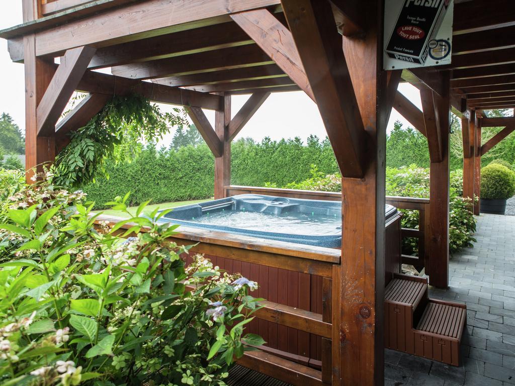 Affluent Chalet In Septon With Bubble Bath Vila Durbuy Exterior foto